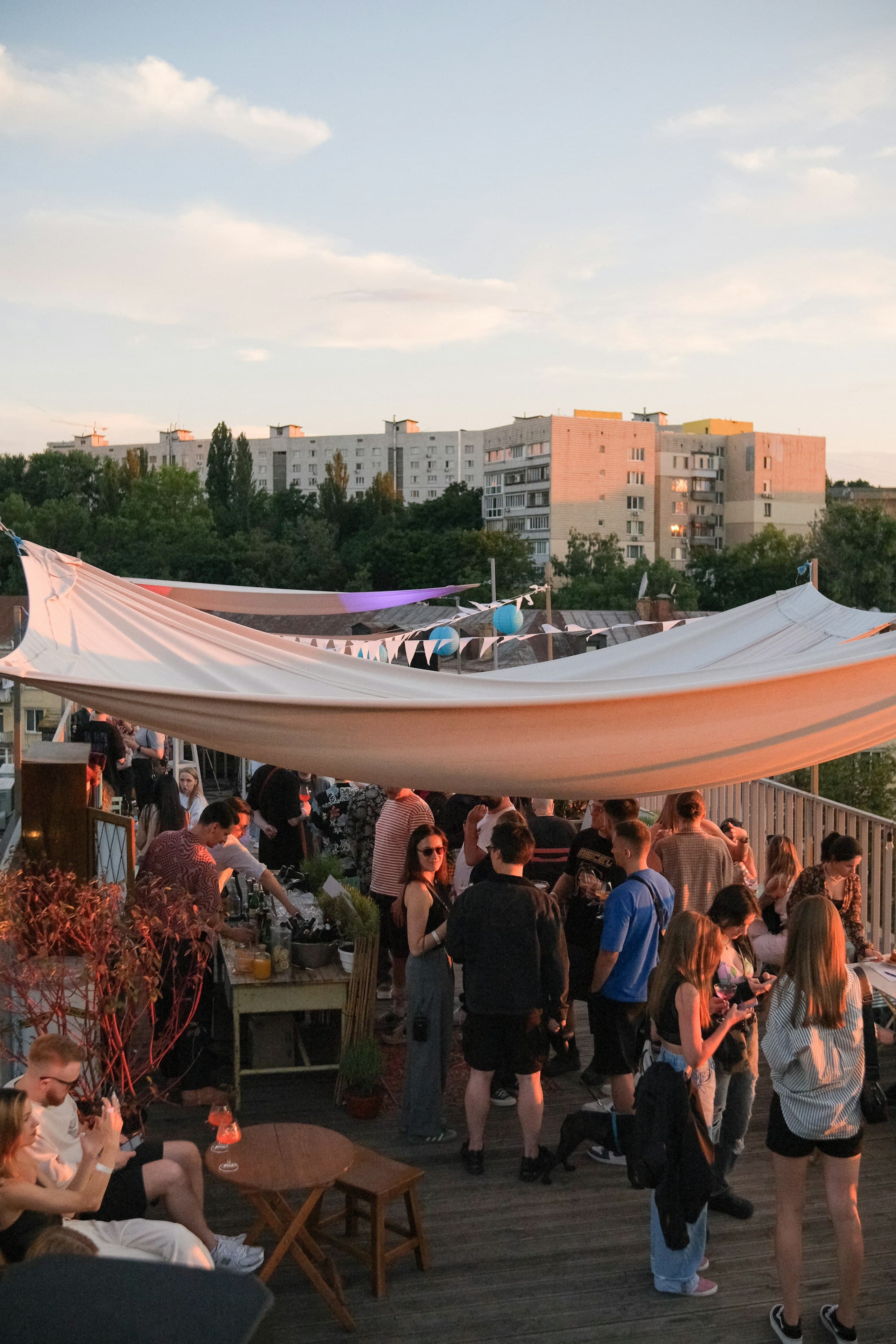 Rooftop-Party bei Abendlicht
